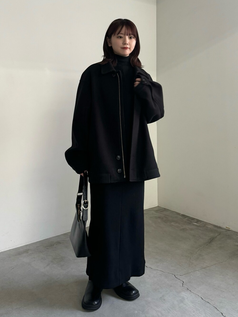 「冬コーデ、冬、オトナ女子、シンプルスタイル、キレイめコーデ、今日のコーデ、モノトーンコーデ、休日スタイル、ワンピース、ワンピーススタイル、コート、低身長、低身長コーデ、骨格ストレート」｜「select MOCA by sonのビッグシルエットミドルコート（その他アウター、ブラック系）」を使った、ruriさん（骨格ストレート・レディース・148cm）の冬コーディネートの4枚目の写真