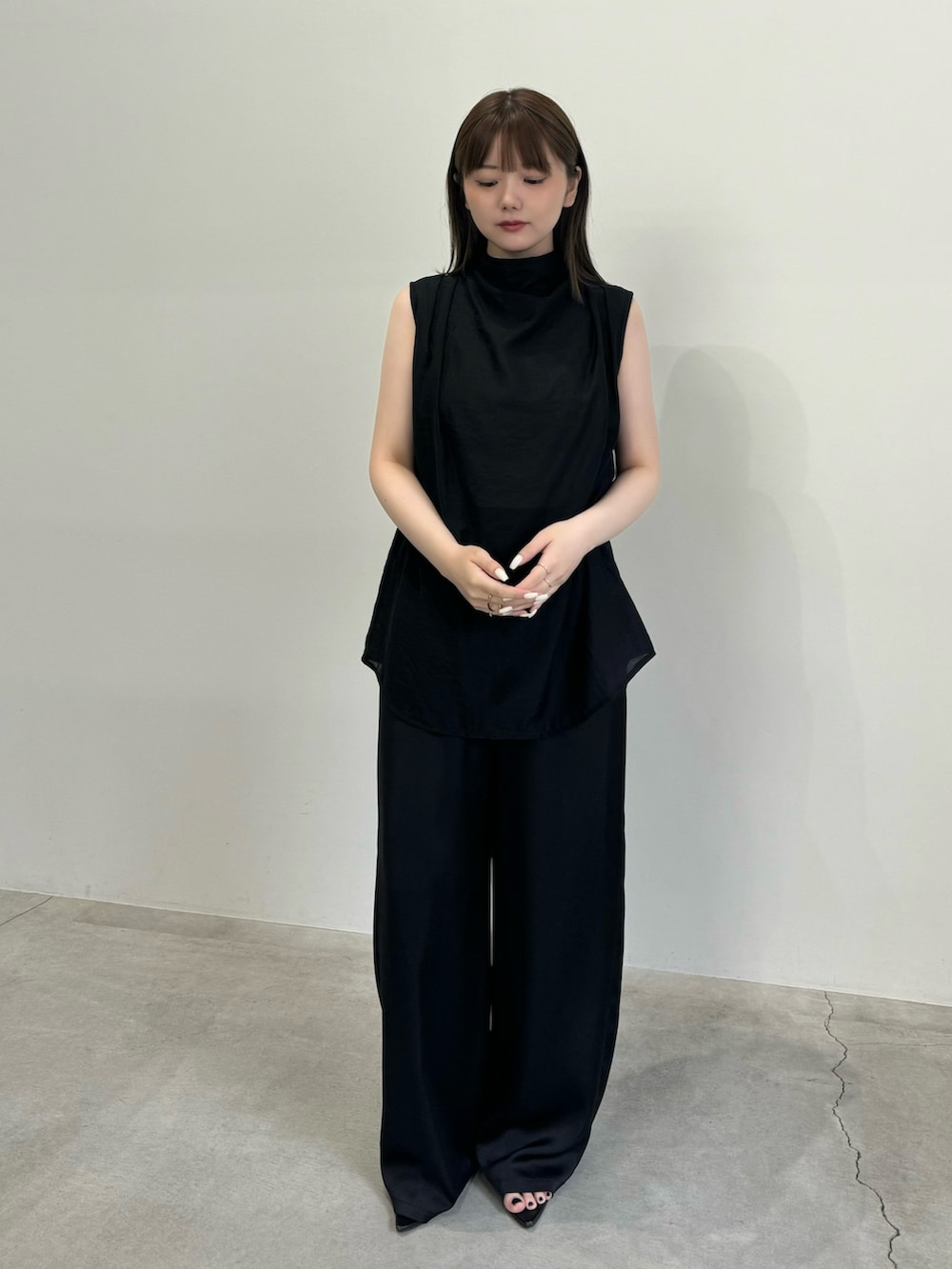 ブラック系のその他パンツ、ブラック系のシャツ/ブラウス、ブラック系のキャミソールを着用したレディースの夏コーディネートの2枚目の写真