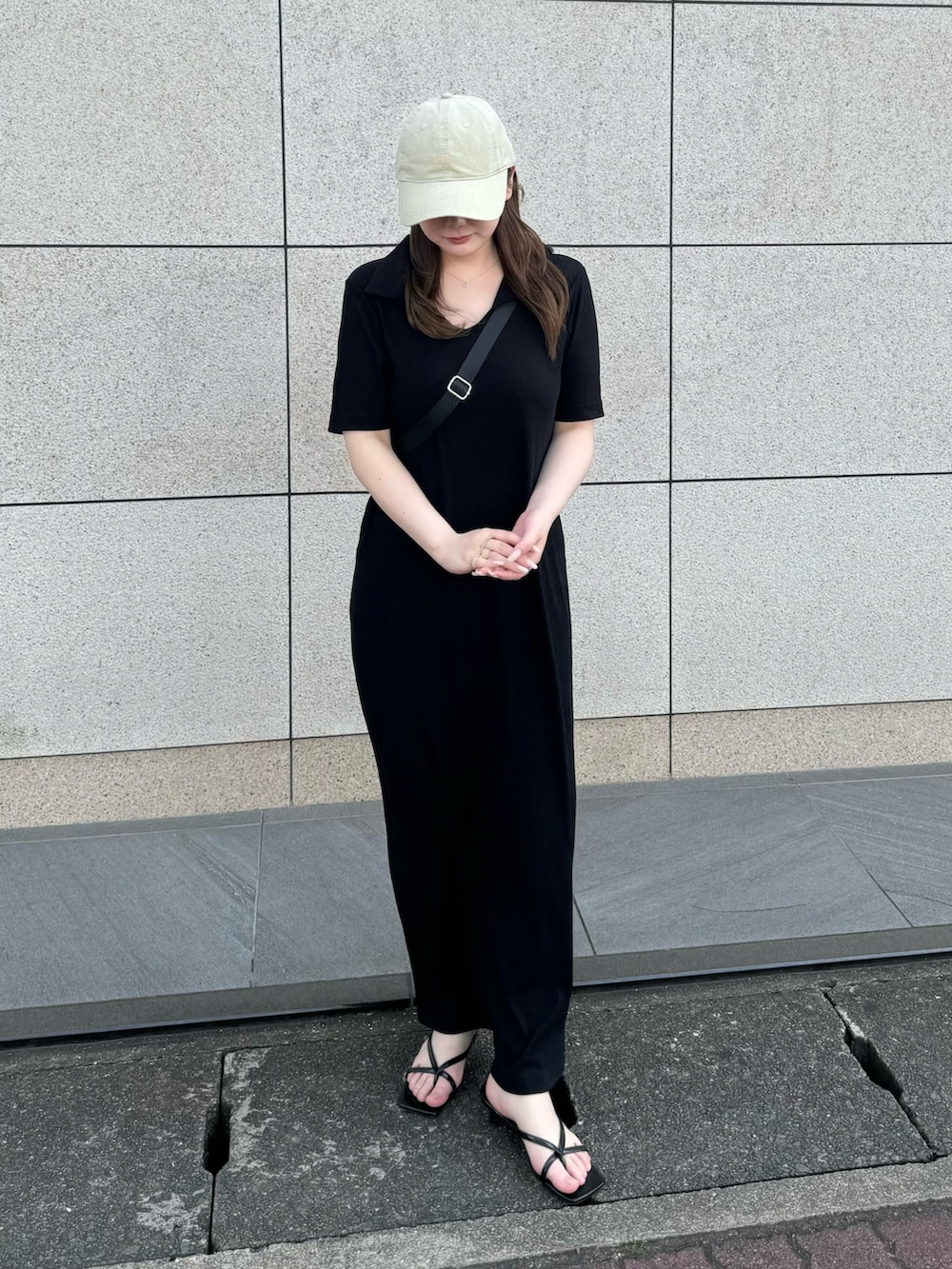 ブラック系のワンピース、レッド系のバックパック/リュック、ブラック系のサンダルを着用したレディースの夏コーディネートの3枚目の写真