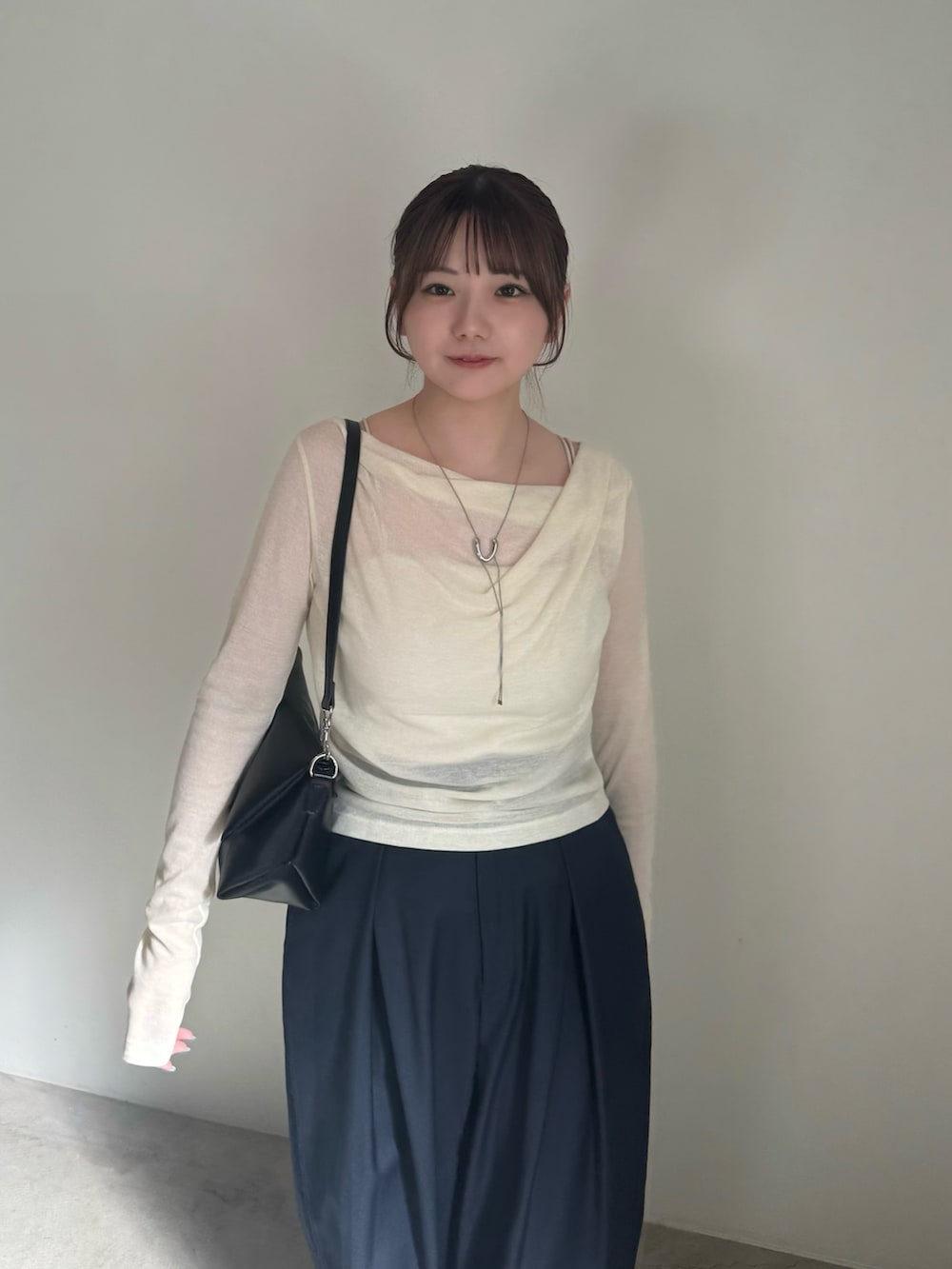 ブラック系のその他パンツ、ブラック系のローファー、ブラック系のショルダーバッグを着用したレディースの夏コーディネートの4枚目の写真