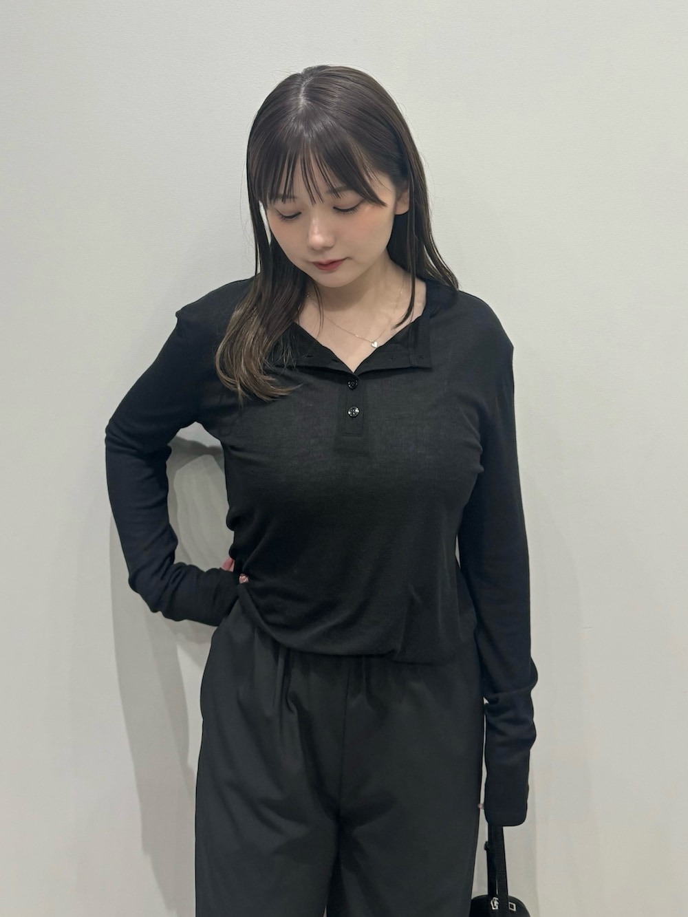 ブラック系のTシャツ/カットソー、ブラック系のハンドバッグ、ブラック系のその他パンツを着用したレディースの春コーディネートの4枚目の写真