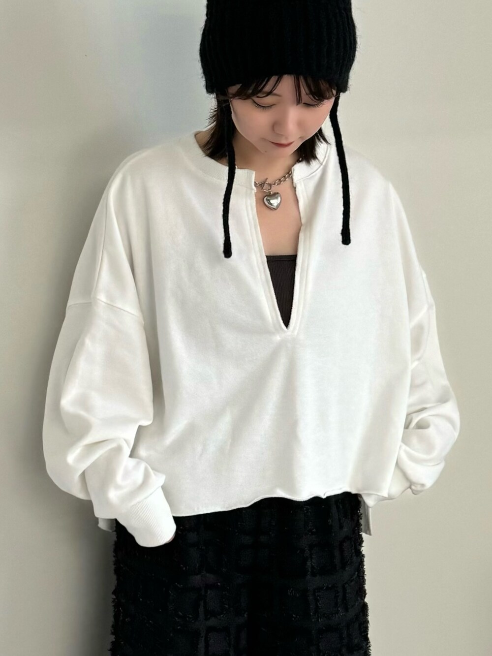 ブラック系のキャミソール、ホワイト系のTシャツ/カットソー、ブラック系のその他パンツを着用したレディースの秋コーディネートの3枚目の写真