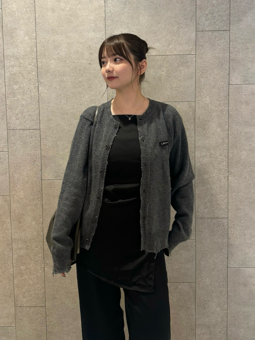 ブラック系のキャミソール、ブラック系のその他パンツ、ベージュ系のトートバッグを着用したレディースの春コーディネートの4枚目の写真