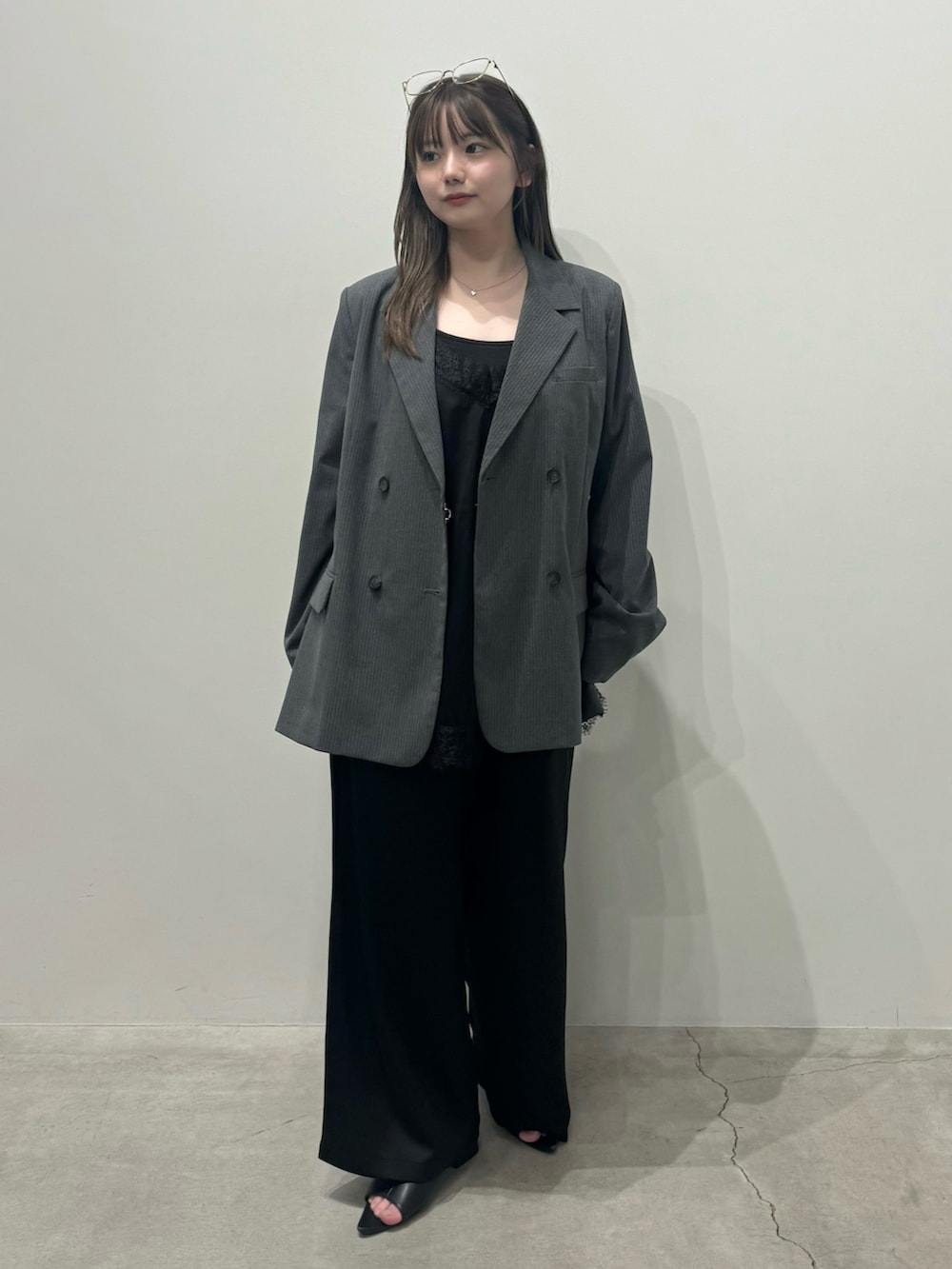 ブラック系のキャミソール、ブラック系のキャミソール、ブラック系のその他パンツを着用したレディースの春コーディネートの2枚目の写真