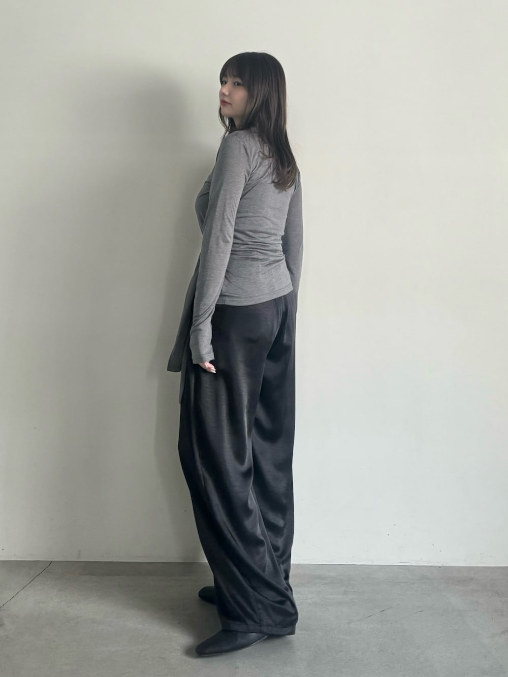 グレー系のTシャツ/カットソー、ブラック系のスラックス、ブラック系のスリッポンを着用したレディースの春コーディネートの5枚目の写真