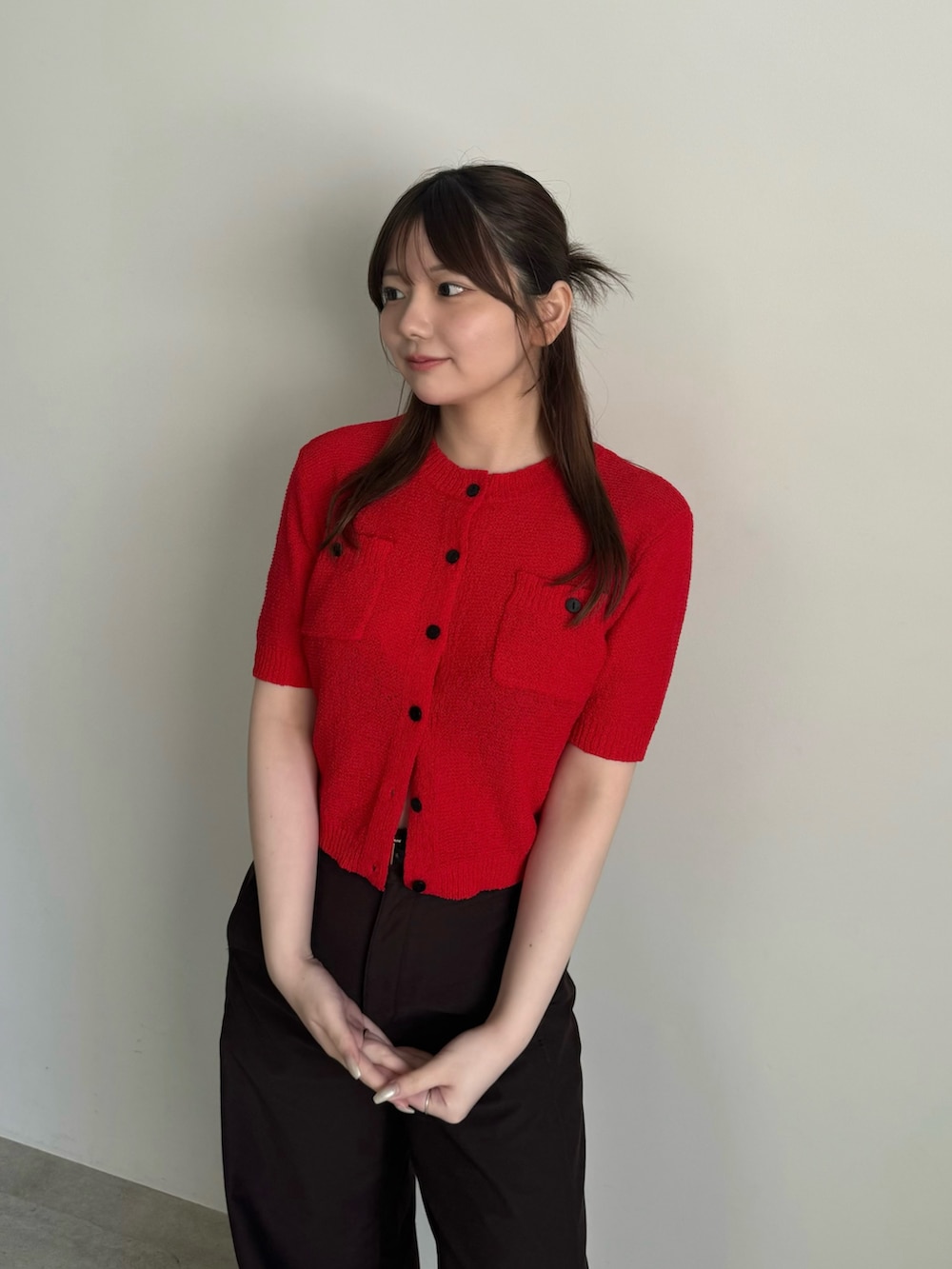 レッド系のカーディガン/ボレロ、ブラック系のローファーを着用したレディースの春コーディネートの6枚目の写真