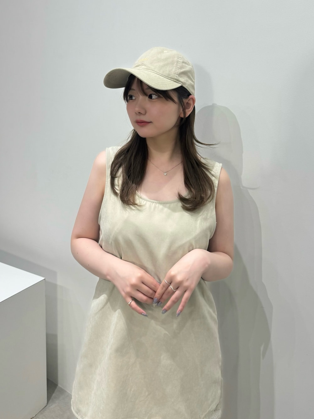 ベージュ系のシャツ/ブラウス、ベージュ系のその他パンツ、ホワイト系のキャミソールを着用したレディースの春コーディネートの5枚目の写真