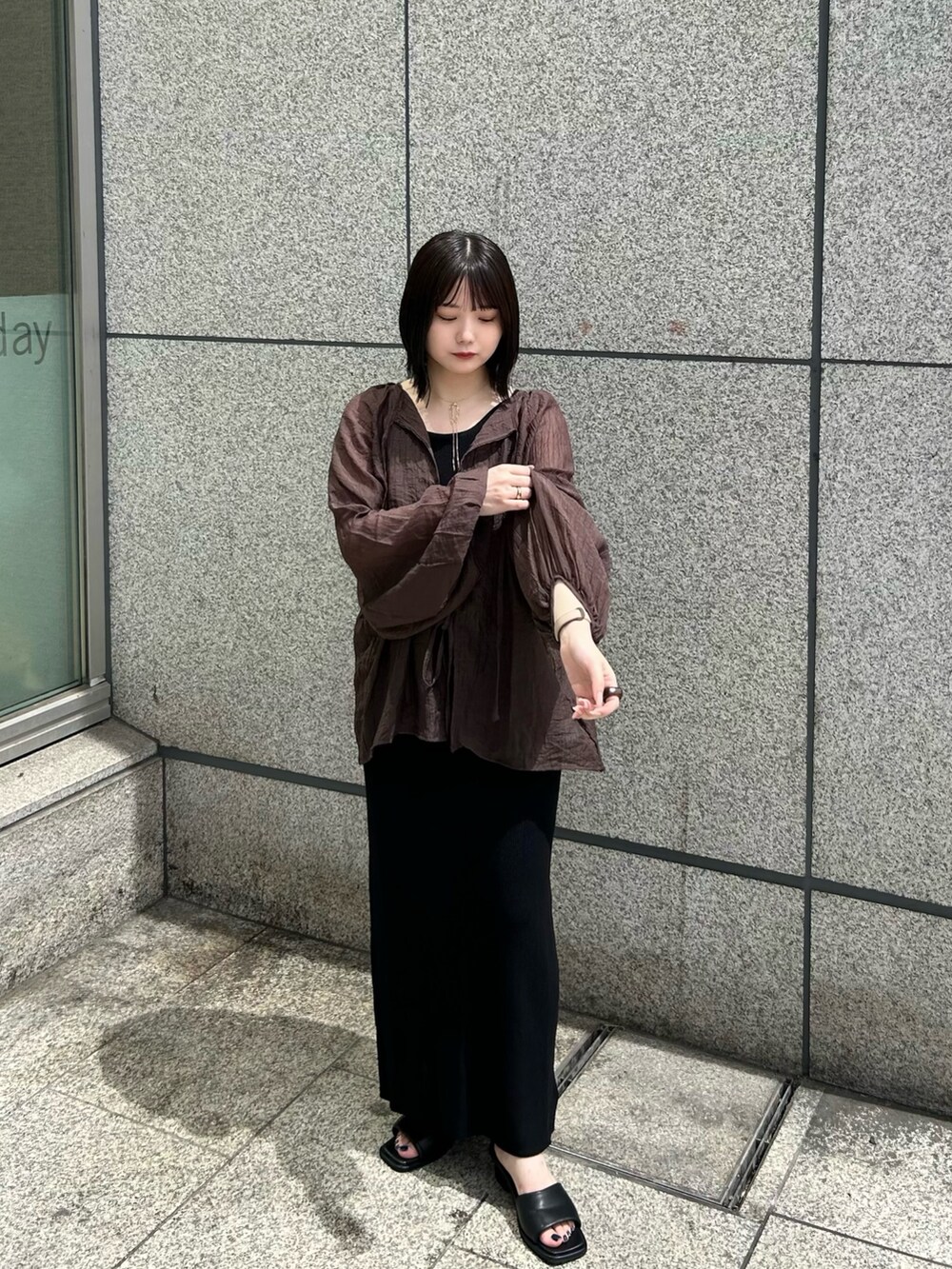 ブラウン系のシャツ/ブラウス、ブラック系のワンピース、ブラック系のサンダルを着用したレディースの夏コーディネートの3枚目の写真
