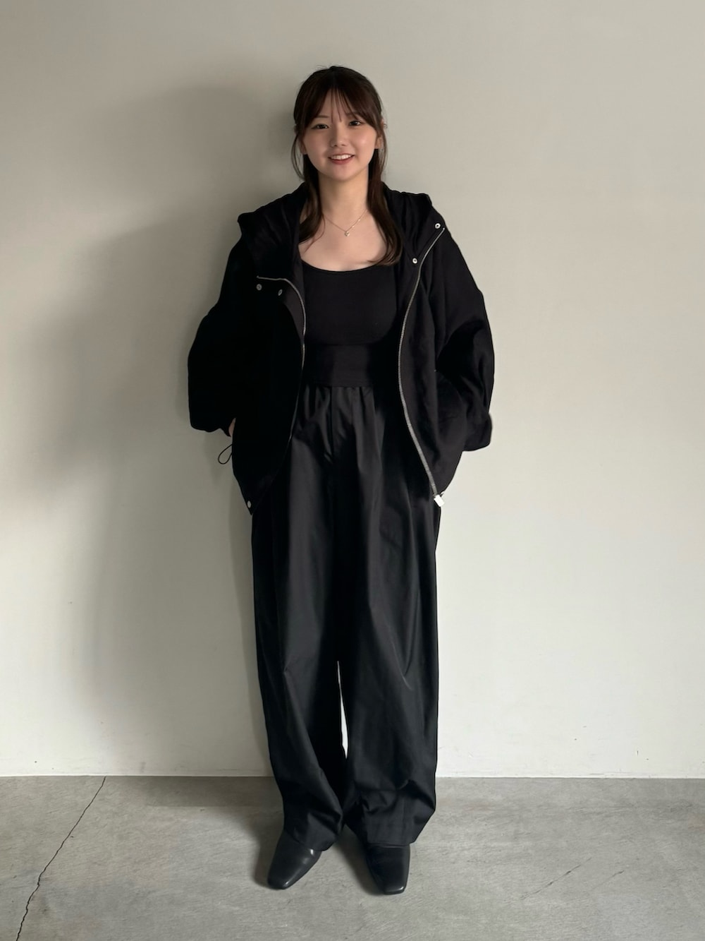 ブラック系のその他アウター、ブラック系のキャミソール、ブラック系のその他パンツを着用したレディースの春コーディネートの2枚目の写真