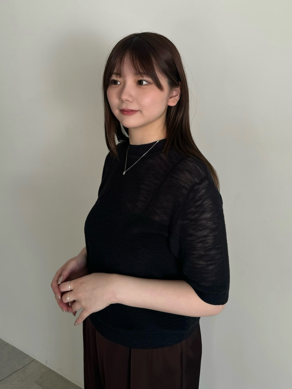 ブラック系のニット/セーター、ブラック系のキャミソール、ブラウン系のその他パンツを着用したレディースの春コーディネートの5枚目の写真