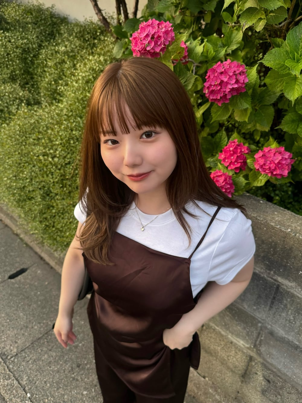 ブラウン系のキャミソール、ブラウン系のその他パンツを着用したレディースの夏コーディネートの3枚目の写真