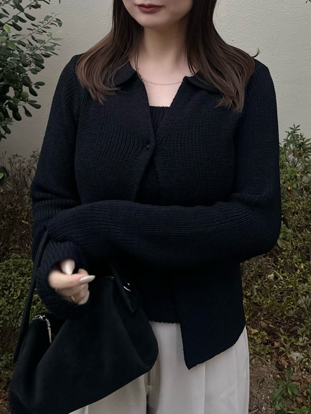 ブラック系のカーディガン/ボレロ、ホワイト系のスラックスを着用したレディースの秋コーディネートの3枚目の写真