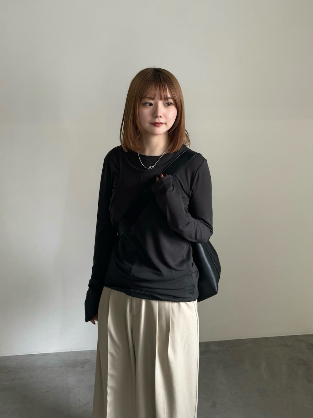 「ロンT、シアートップス、シンプルスタイル、楽チンコーデ、ゆるコーデ、レイヤード、低身長コーデ、骨格ストレート、パンツスタイル、パンツコーデ、低身長、低身長女子」｜「select MOCA by sonのシアーレイヤードカットソー（Tシャツ/カットソー、ブラック系）」を使った、ruriさん（レディース・148cm）の春コーディネートの4枚目の写真