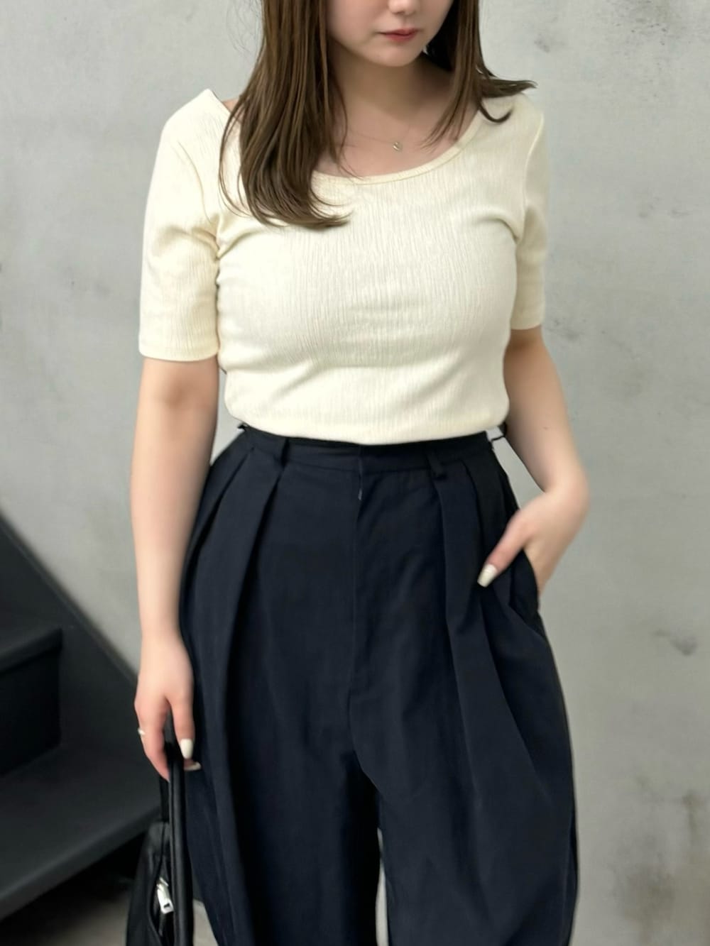 ホワイト系のTシャツ/カットソー、ブラック系のその他パンツ、ブラック系のハンドバッグを着用したレディースの夏コーディネートの3枚目の写真