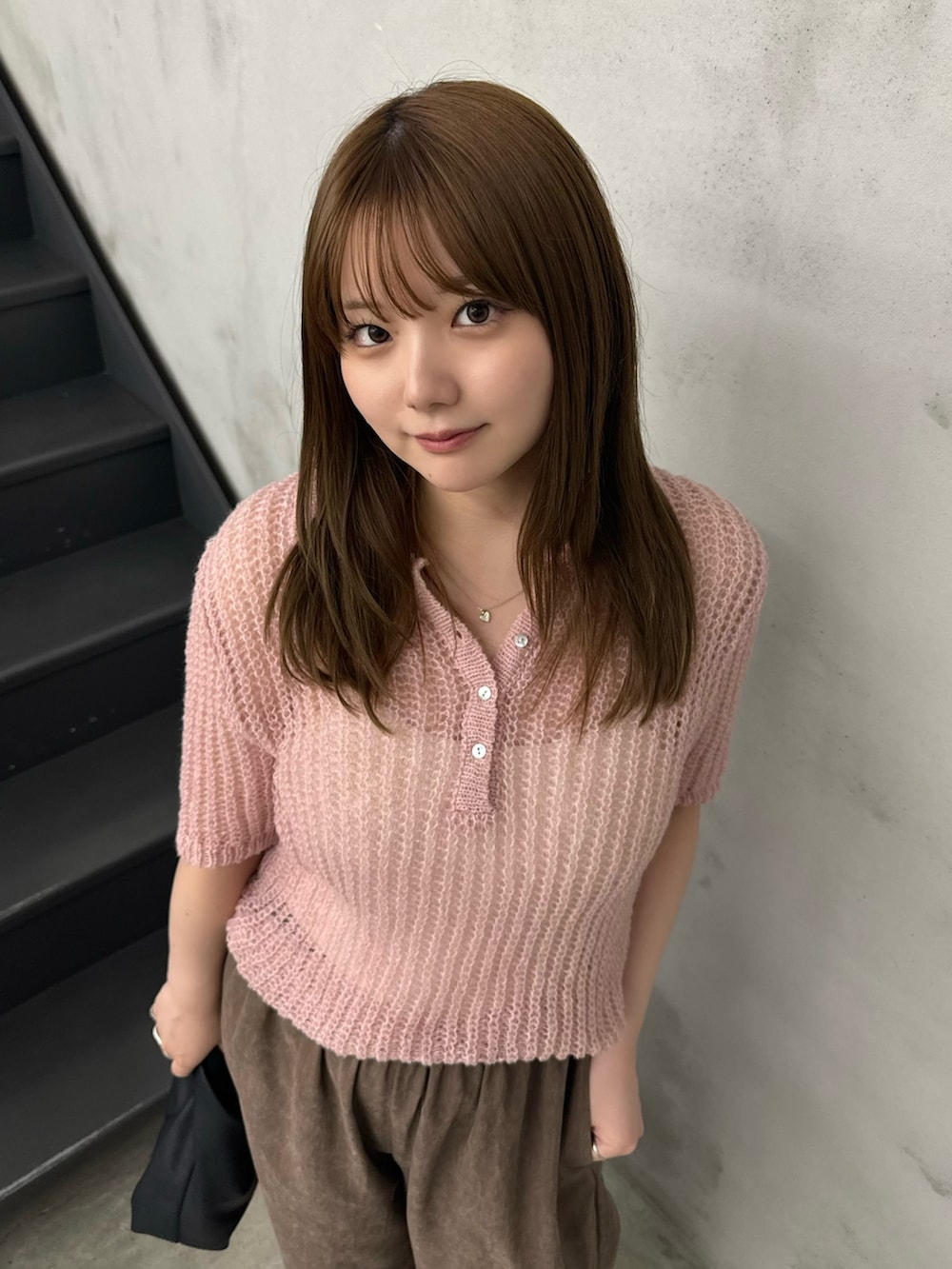 ホワイト系のキャミソール、ピンク系のニット/セーター、ブラウン系のその他パンツを着用したレディースの夏コーディネートの4枚目の写真