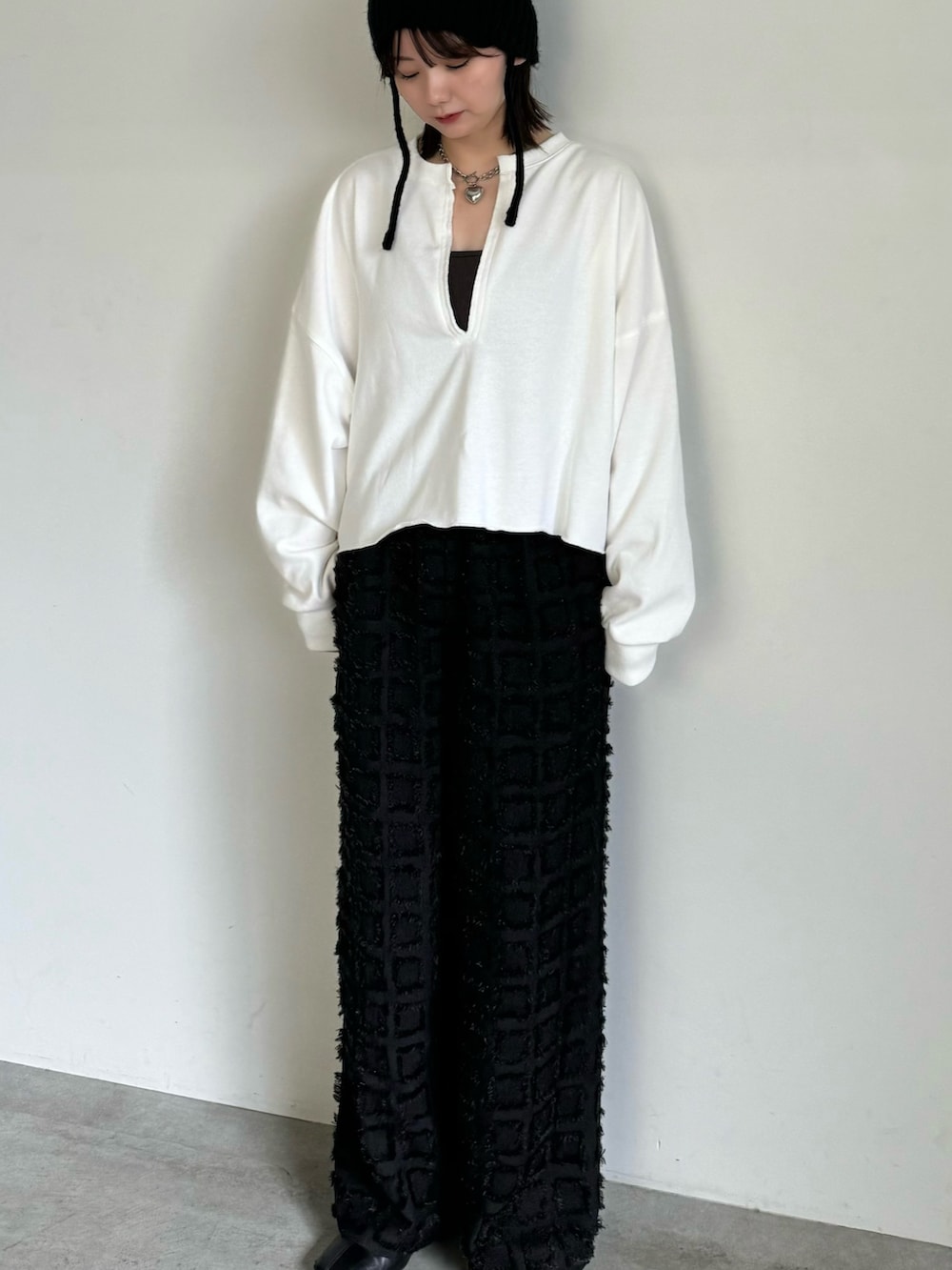 ブラック系のキャミソール、ホワイト系のTシャツ/カットソー、ブラック系のその他パンツを着用したレディースの秋コーディネートの4枚目の写真