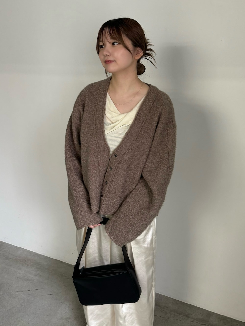 ホワイト系のTシャツ/カットソー、ベージュ系のカーディガン/ボレロ、ホワイト系のスラックスを着用したレディースの秋コーディネートの2枚目の写真