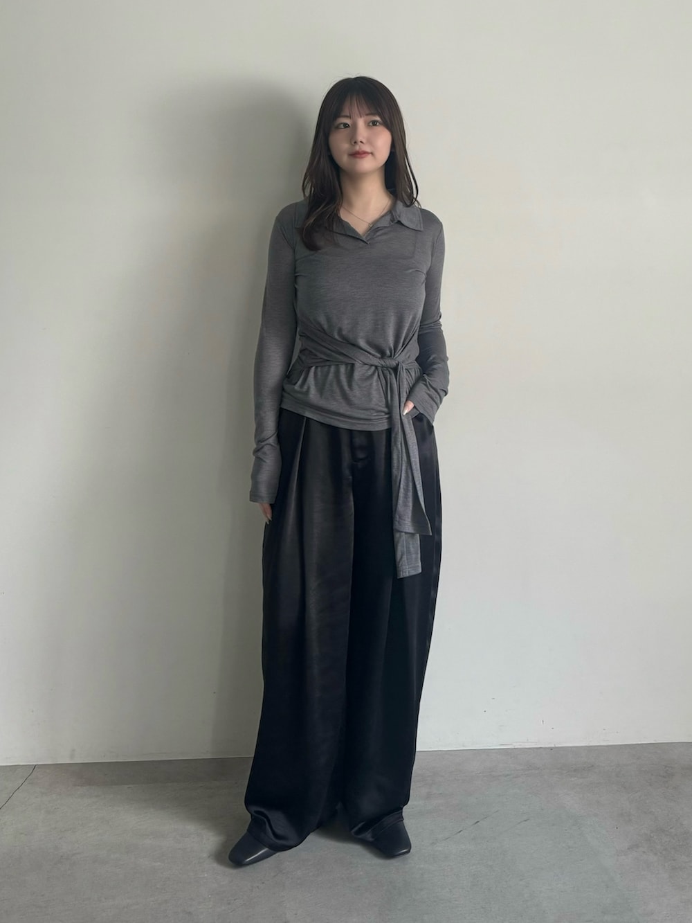 グレー系のTシャツ/カットソー、ブラック系のスラックス、ブラック系のスリッポンを着用したレディースの春コーディネートの2枚目の写真