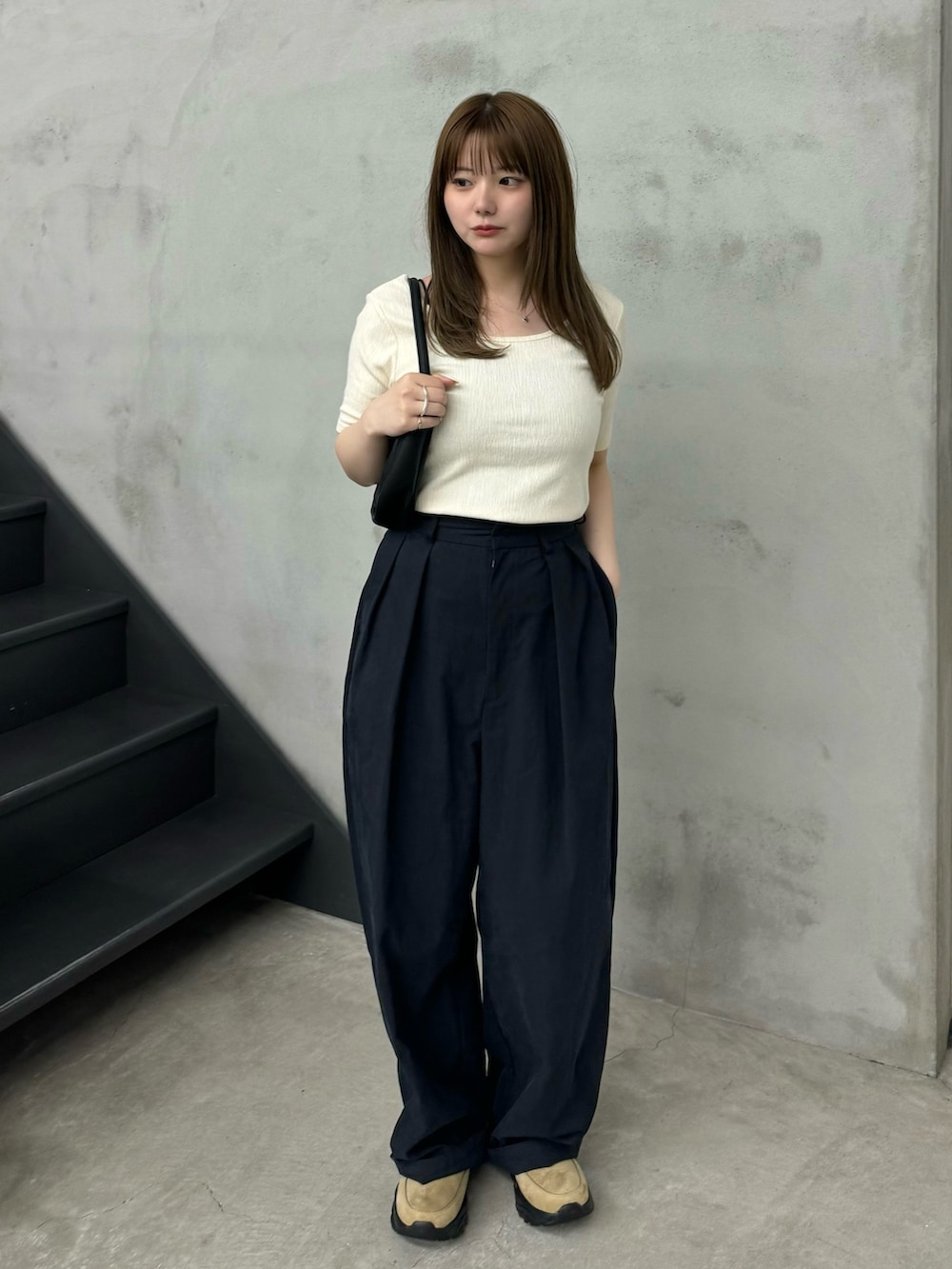 ホワイト系のTシャツ/カットソー、ブラック系のその他パンツ、ブラック系のハンドバッグを着用したレディースの夏コーディネートの2枚目の写真