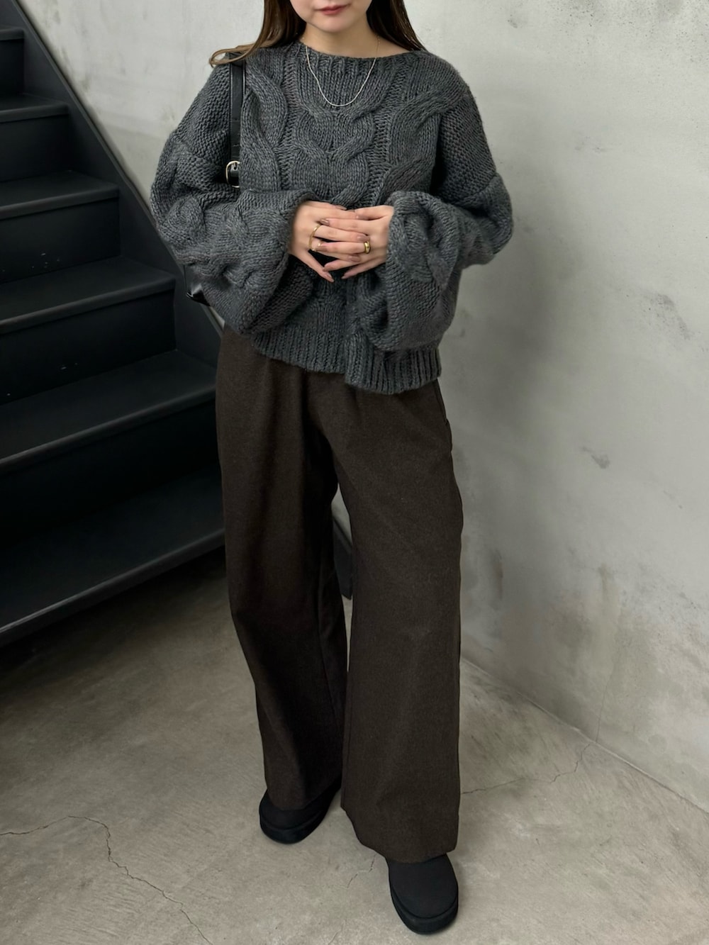 グレー系のニット/セーター、グレー系のその他パンツ、ブラック系のスリッポンを着用したレディースの秋コーディネートの2枚目の写真