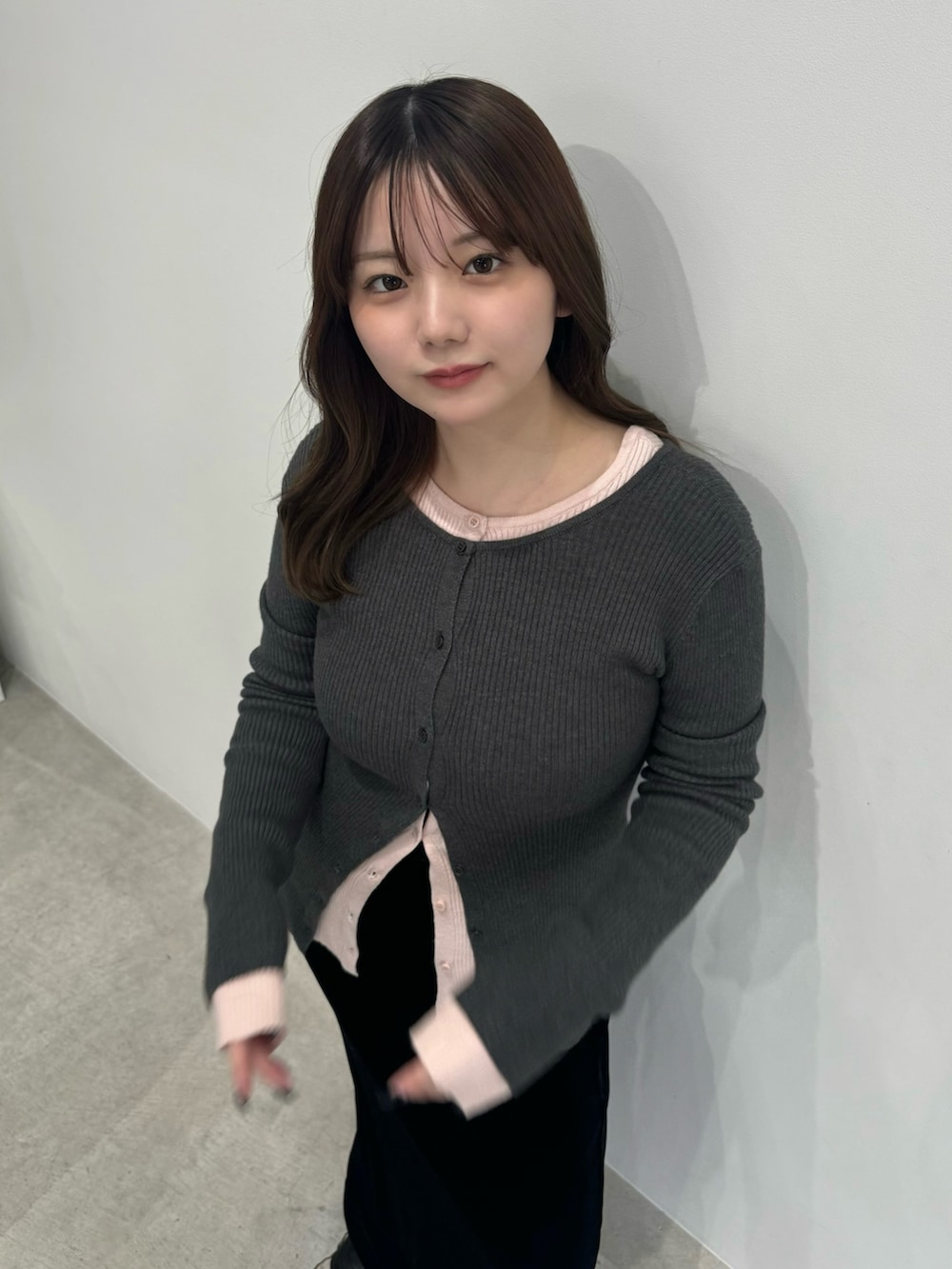 グレー系のカーディガン/ボレロ、ピンク系のカーディガン/ボレロ、ブラック系のスカートを着用したレディースの冬コーディネートの9枚目の写真