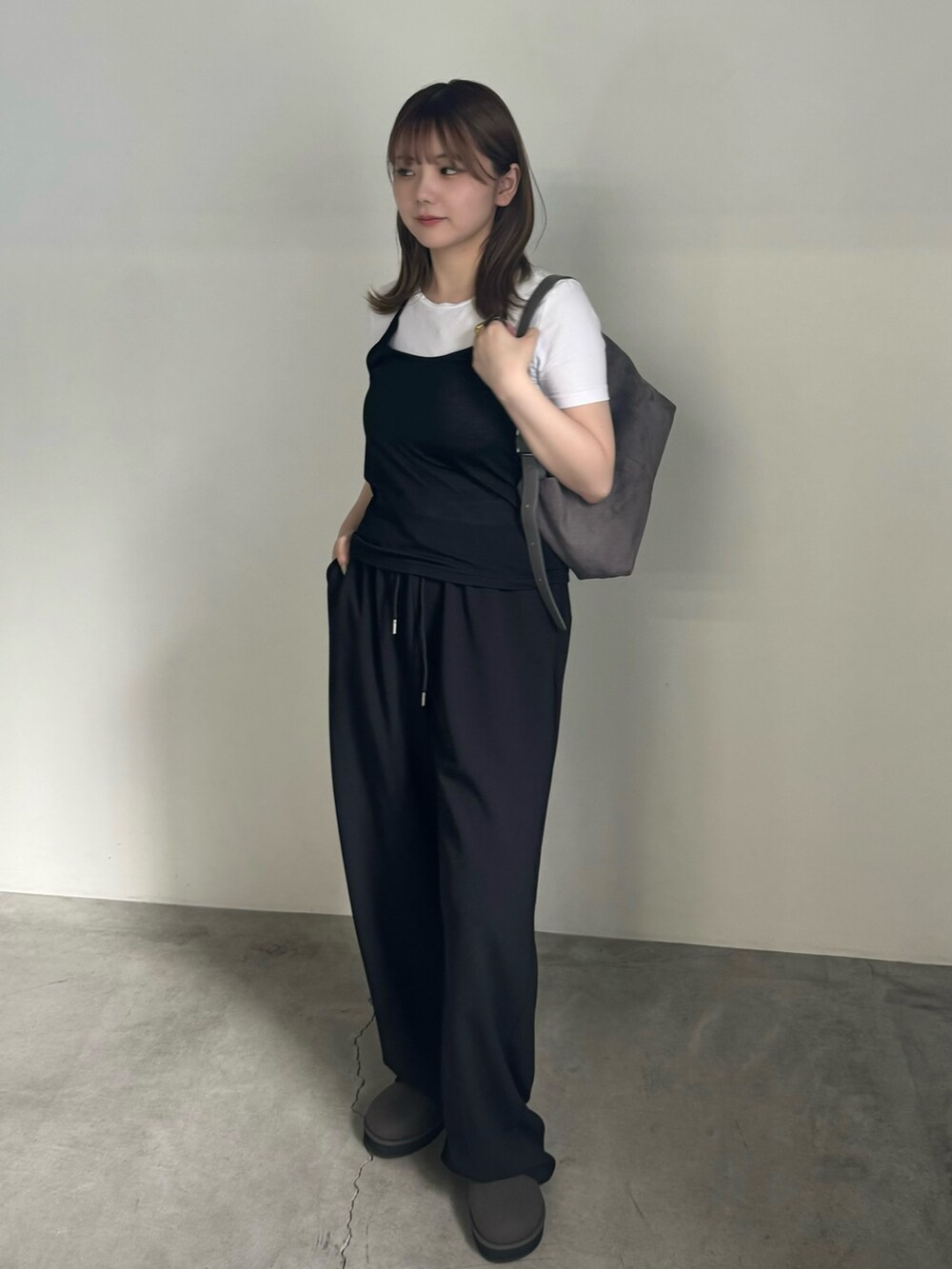 ブラック系のTシャツ/カットソー、ブラック系のその他パンツ、グレー系のショルダーバッグを着用したレディースの夏コーディネートの2枚目の写真