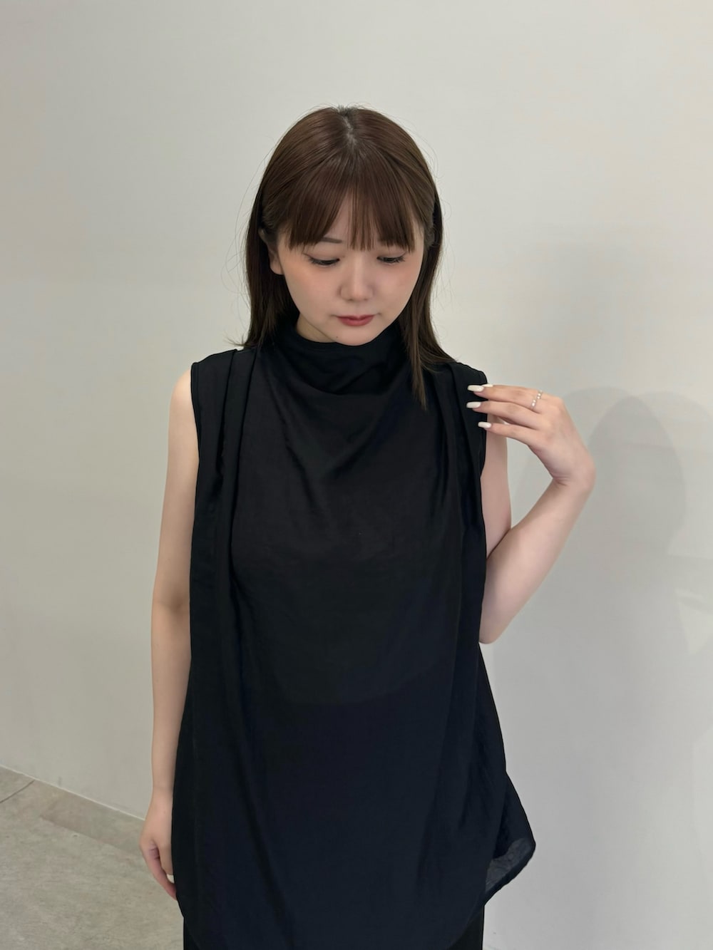 ブラック系のその他パンツ、ブラック系のシャツ/ブラウス、ブラック系のキャミソールを着用したレディースの夏コーディネートの4枚目の写真