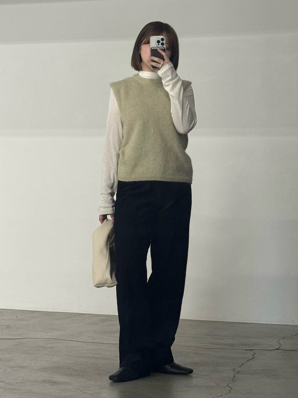 ベージュ系のTシャツ/カットソー、グリーン系のベスト、ブラック系のその他パンツを着用したレディースの秋コーディネートの3枚目の写真