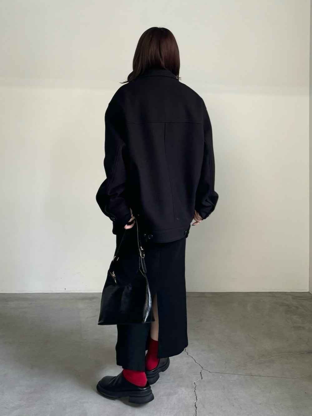 「冬コーデ、冬、オトナ女子、シンプルスタイル、キレイめコーデ、今日のコーデ、モノトーンコーデ、休日スタイル、ワンピース、ワンピーススタイル、コート、低身長、低身長コーデ、骨格ストレート」｜「select MOCA by sonのビッグシルエットミドルコート（その他アウター、ブラック系）」を使った、ruriさん（骨格ストレート・レディース・148cm）の冬コーディネートの2枚目の写真