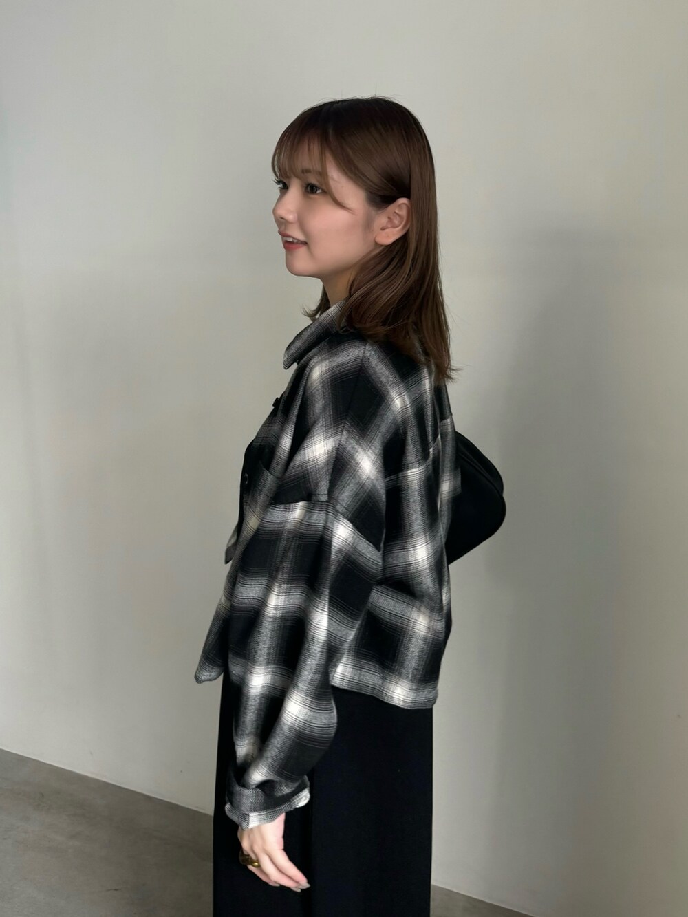 ホワイト系のキャミソール、ブラック系のワンピース、ブラック系のシャツ/ブラウスを着用したレディースの夏コーディネートの4枚目の写真