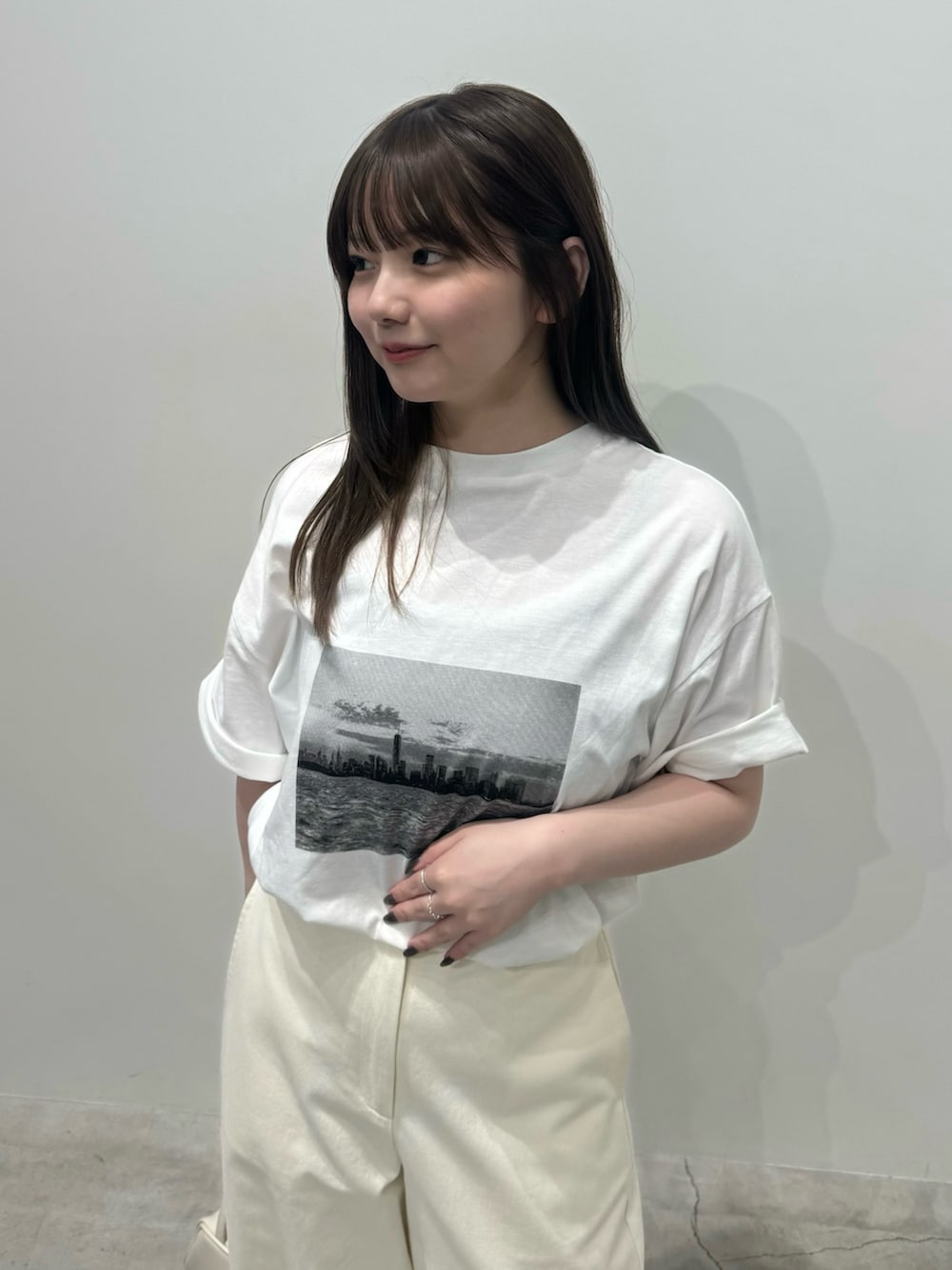 ホワイト系のTシャツ/カットソー、ホワイト系のその他パンツ、ホワイト系のハンドバッグを着用したレディースの春コーディネートの2枚目の写真