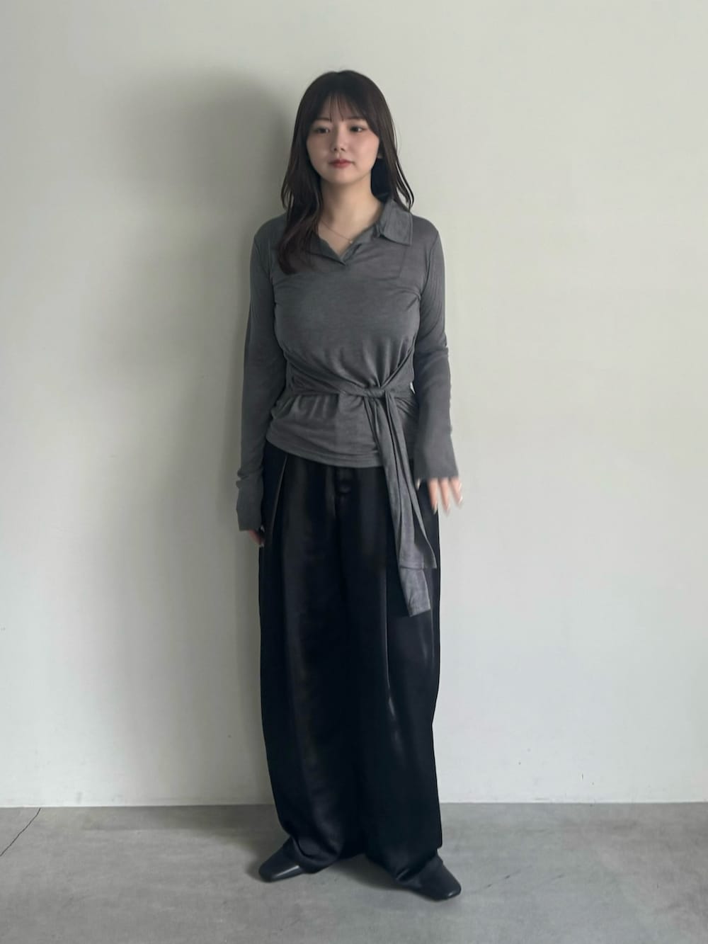 グレー系のTシャツ/カットソー、ブラック系のスラックス、ブラック系のスリッポンを着用したレディースの春コーディネートの3枚目の写真