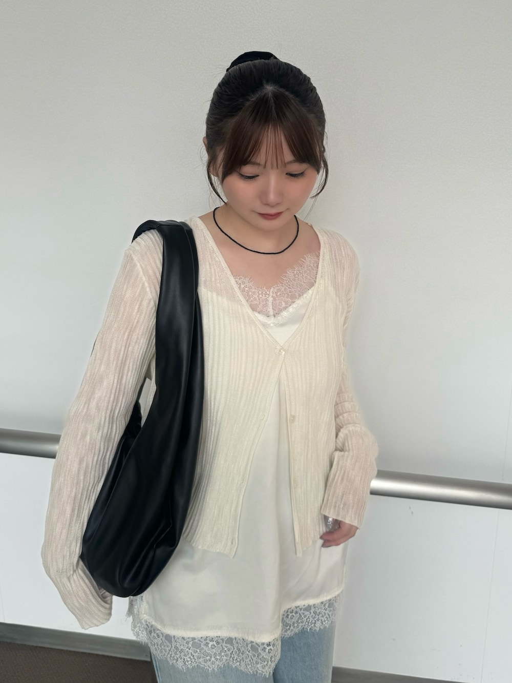 ホワイト系のキャミソール、ホワイト系のカーディガン/ボレロ、ブラック系のネックレスを着用したレディースの夏コーディネートの6枚目の写真