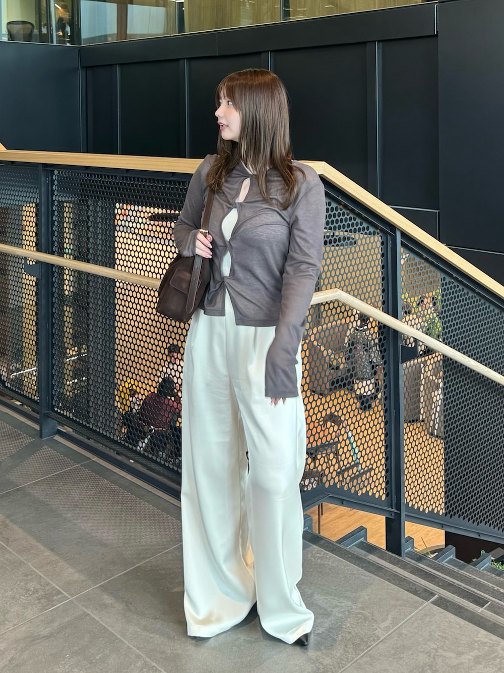 グレー系のTシャツ/カットソー、ホワイト系のその他パンツ、ホワイト系のキャミソールを着用したレディースの春コーディネートの2枚目の写真