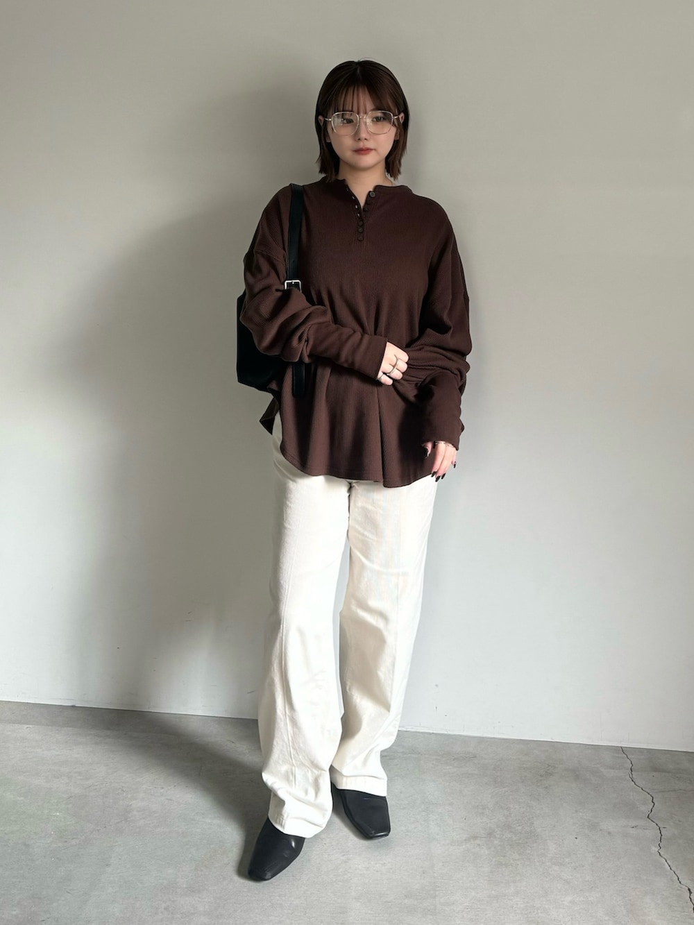 ブラウン系のTシャツ/カットソー、ベージュ系のその他パンツ、ブラック系のショルダーバッグを着用したレディースの秋コーディネートの3枚目の写真