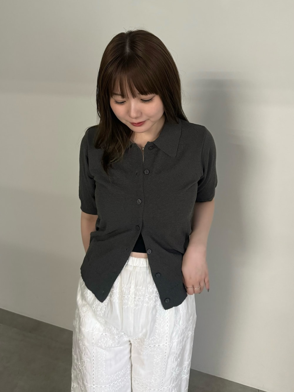 グレー系のニット/セーター、ブラック系のキャミソール、ホワイト系のその他パンツを着用したレディースの夏コーディネートの3枚目の写真