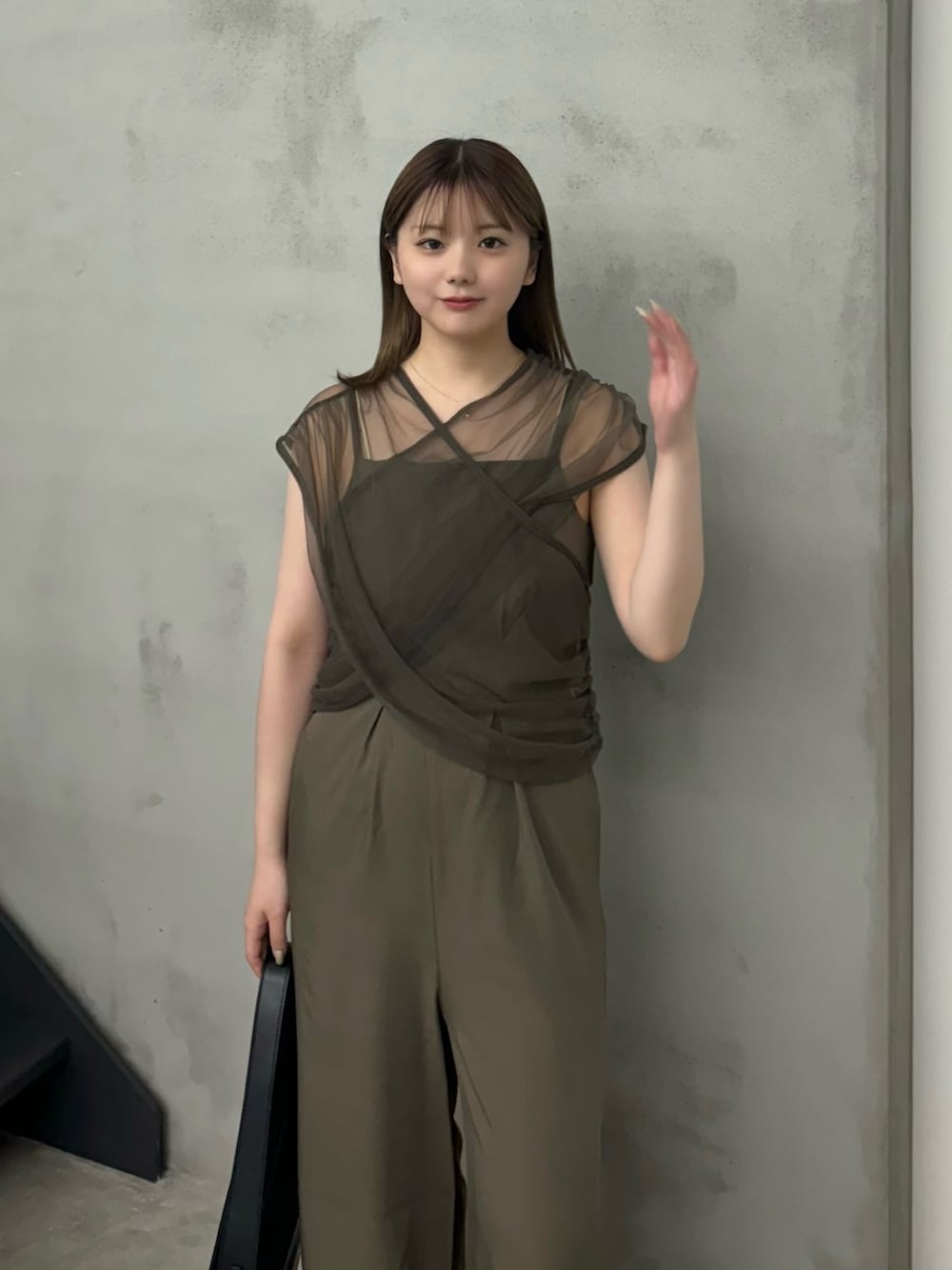 ホワイト系のキャミソール、グレー系のベスト、ブラウン系のつなぎ/オールインワンを着用したレディースの夏コーディネートの4枚目の写真