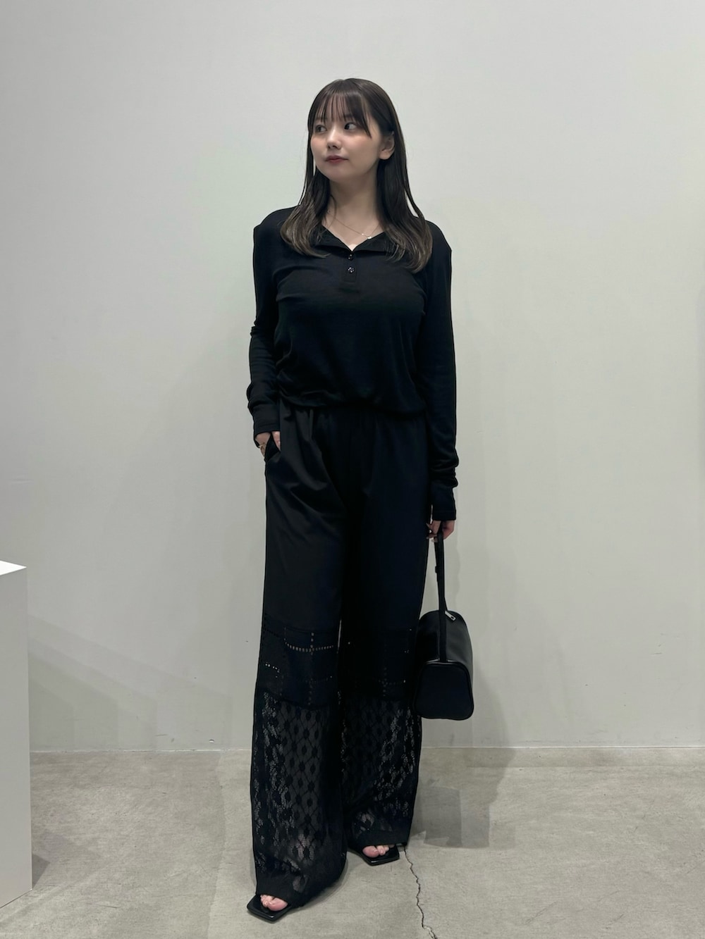 ブラック系のTシャツ/カットソー、ブラック系のハンドバッグ、ブラック系のその他パンツを着用したレディースの春コーディネートの2枚目の写真