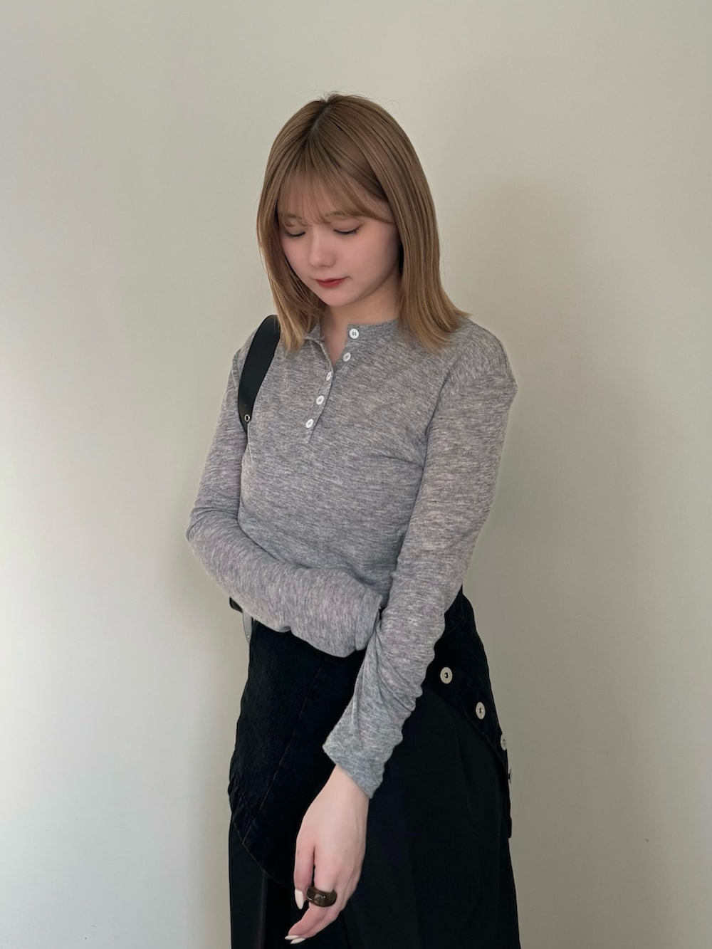 ブラック系のチューブトップ、ブラック系のスラックス、ブラック系のショルダーバッグを着用したレディースの春コーディネートの3枚目の写真