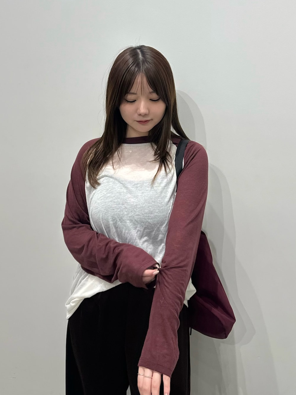 レッド系のTシャツ/カットソー、ブラック系のキャミソール、ブラウン系のその他パンツを着用したレディースの春コーディネートの5枚目の写真