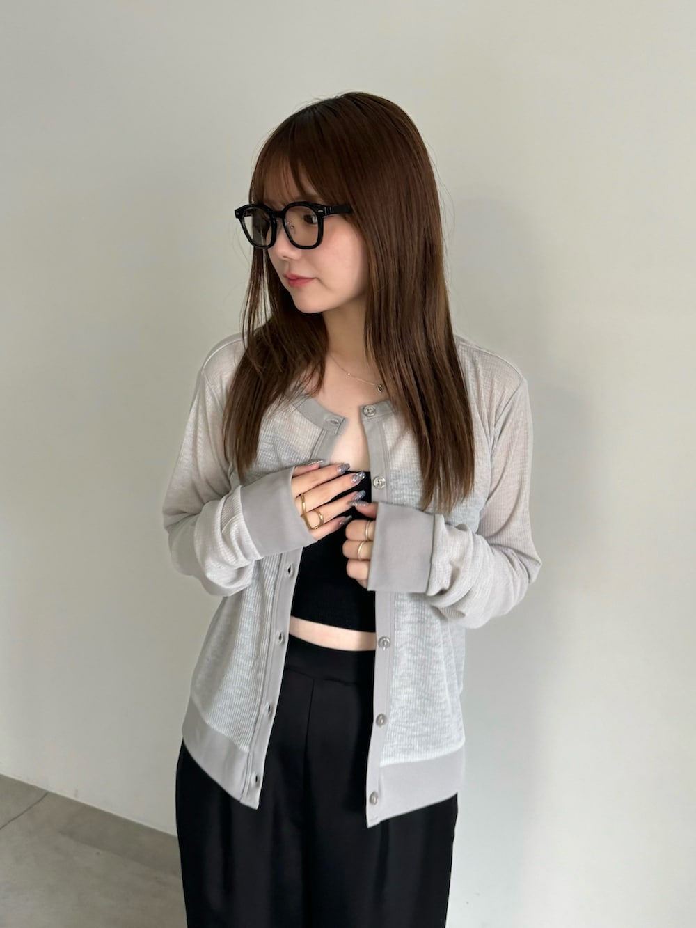 グレー系のカーディガン/ボレロ、ブラック系のキャミソール、ブラック系のその他パンツを着用したレディースの夏コーディネートの3枚目の写真