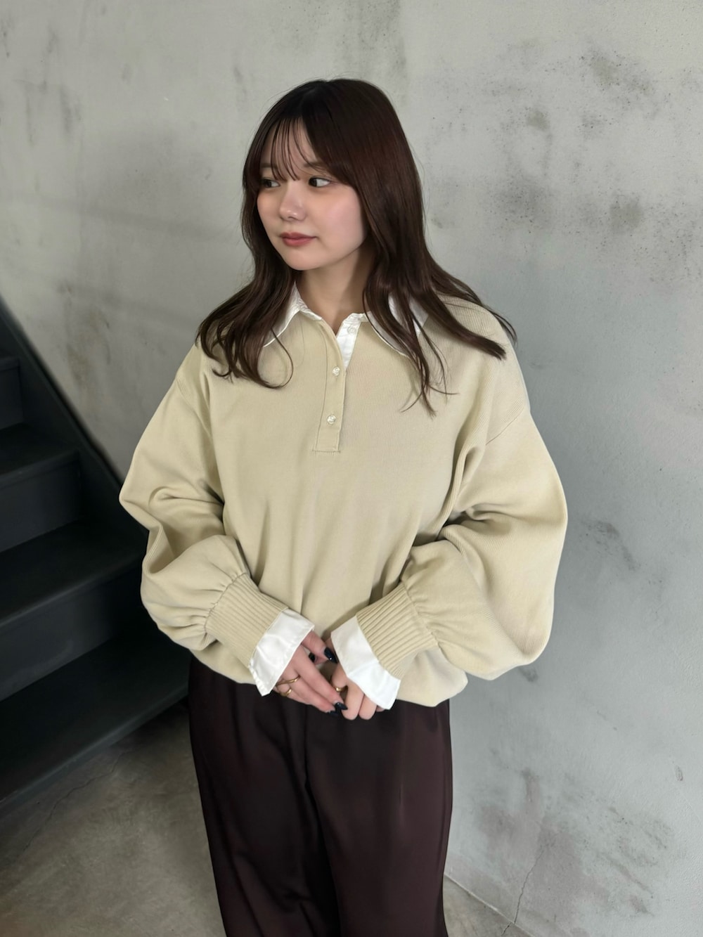 ホワイト系のニット/セーター、グレー系のスリッポンを着用したレディースの冬コーディネートの5枚目の写真