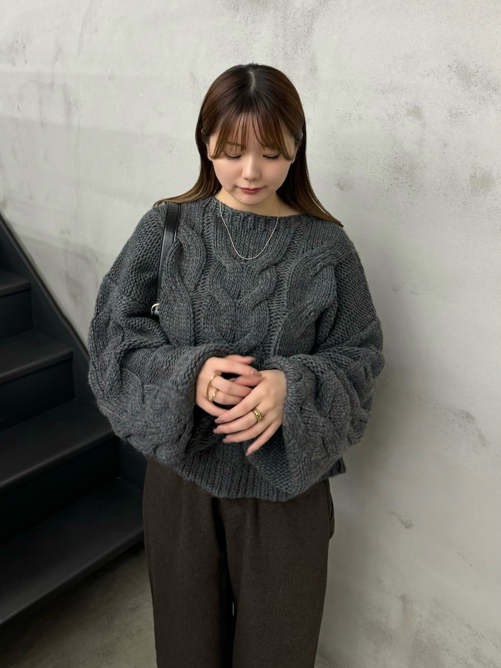 グレー系のニット/セーター、グレー系のその他パンツ、ブラック系のスリッポンを着用したレディースの秋コーディネートの5枚目の写真