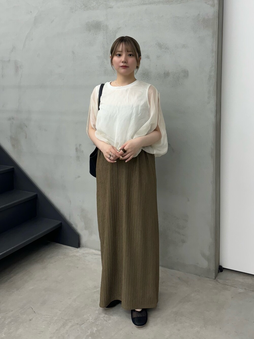 ホワイト系のシャツ/ブラウス、ブラック系のキャミソール、ブラウン系のスカートを着用したレディースの夏コーディネートの2枚目の写真