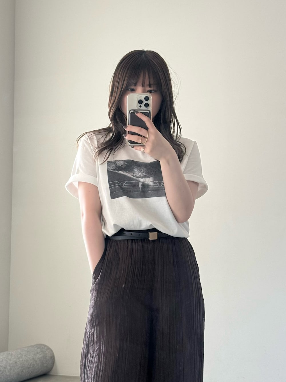 ホワイト系のTシャツ/カットソー、ブラウン系のその他パンツ、ブラック系のベルトを着用したレディースの春コーディネートの2枚目の写真