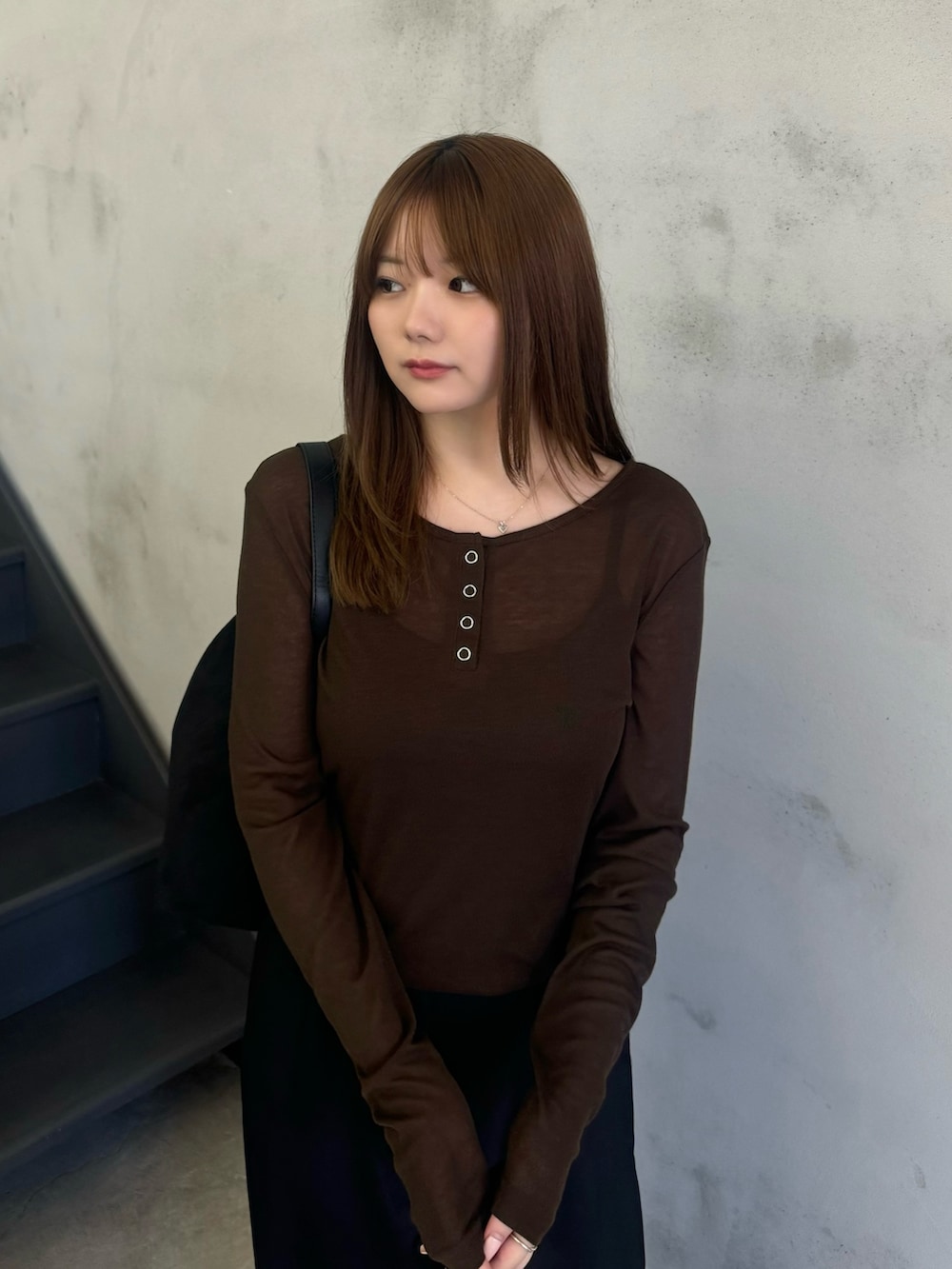 ブラウン系のTシャツ/カットソー、ブラック系のその他パンツ、ブラック系のローファーを着用したレディースの夏コーディネートの3枚目の写真