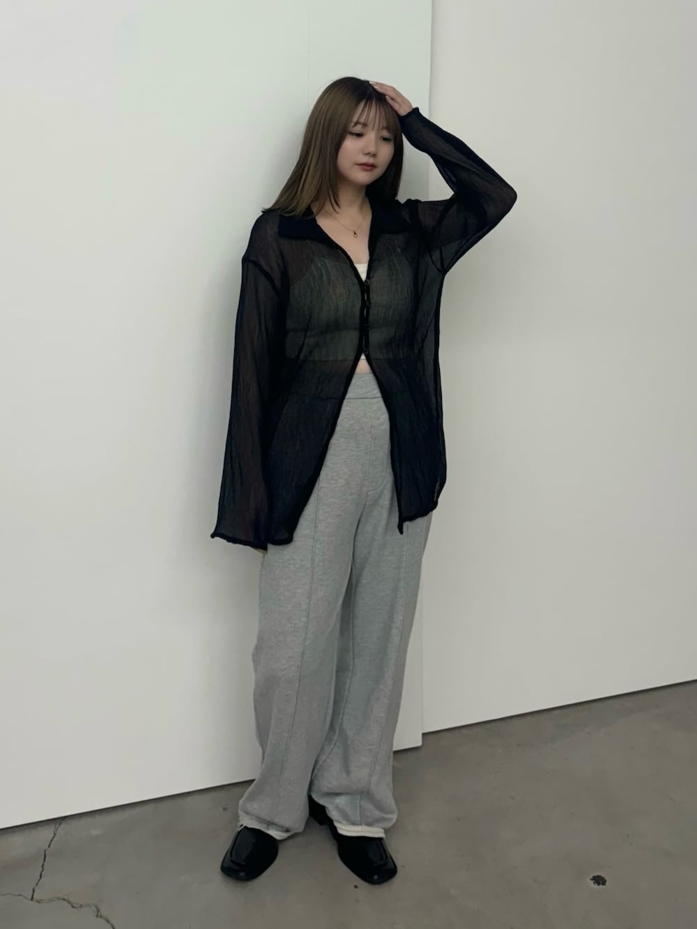 ブラック系のシャツ/ブラウス、ホワイト系のキャミソール、グレー系のスウェットパンツを着用したレディースの夏コーディネートの2枚目の写真