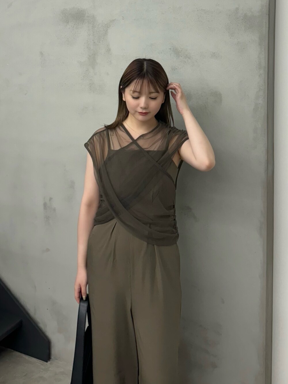 ホワイト系のキャミソール、グレー系のベスト、ブラウン系のつなぎ/オールインワンを着用したレディースの夏コーディネートの3枚目の写真