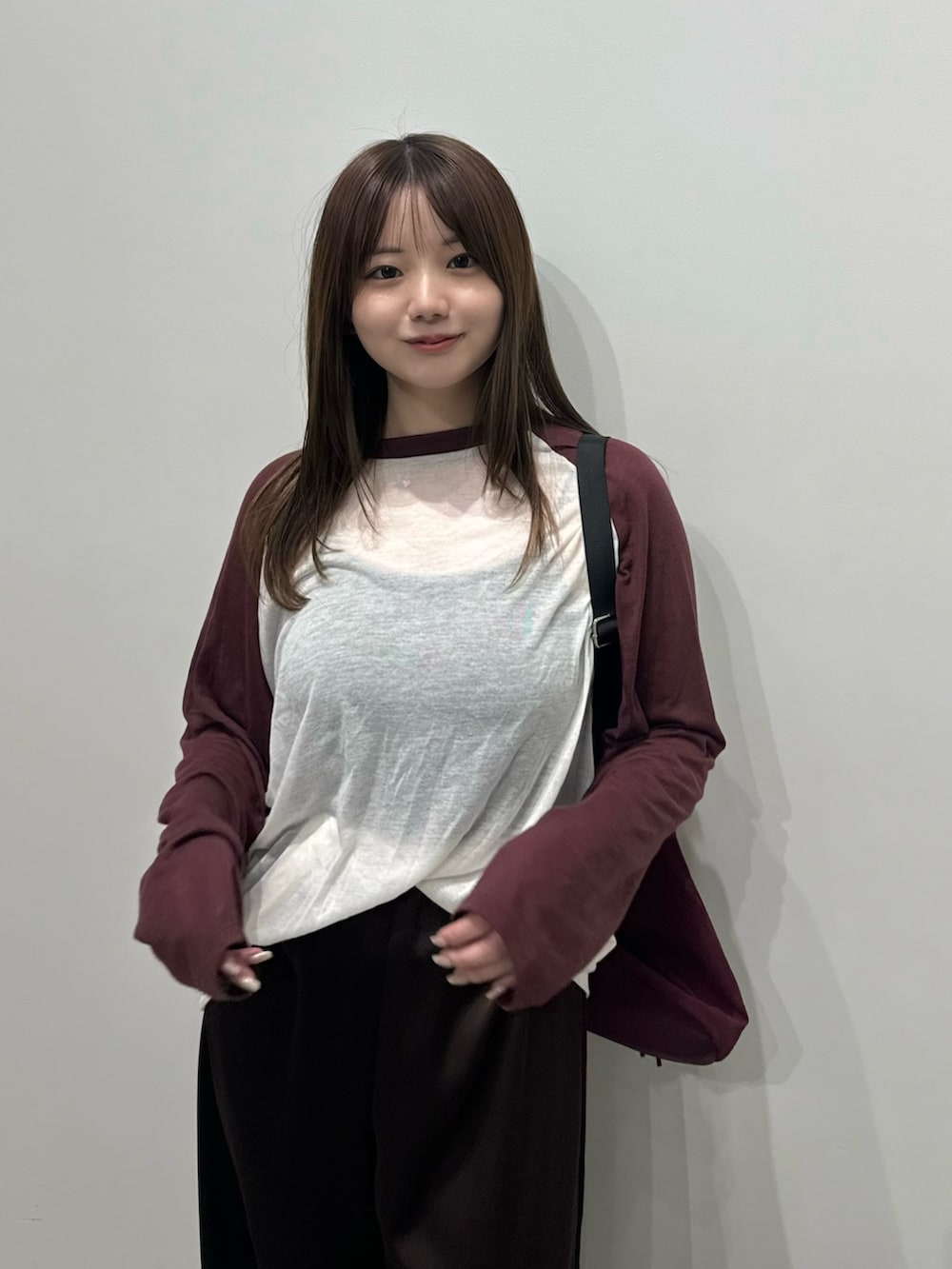 レッド系のTシャツ/カットソー、ブラック系のキャミソール、ブラウン系のその他パンツを着用したレディースの春コーディネートの7枚目の写真