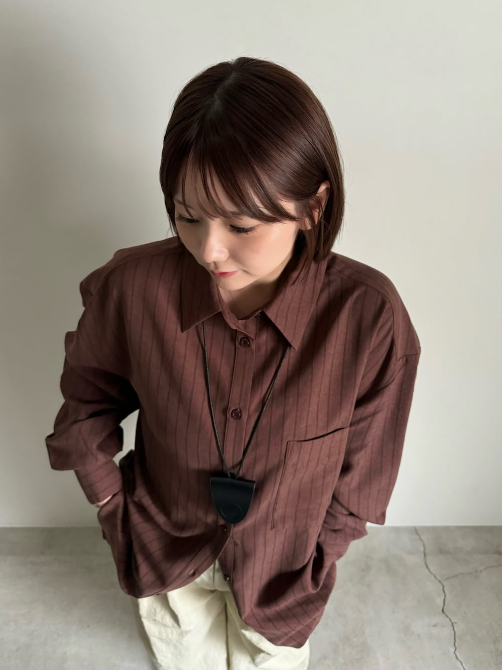 ブラウン系のシャツ/ブラウス、ベージュ系のその他パンツ、ブラック系のショルダーバッグを着用したレディースの夏コーディネートの6枚目の写真